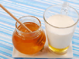 Как использовать молоко и мед  для лечения больного горла?