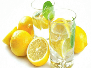 Какова польза воды с лимоном для организма, есть ли вред, когда лучше и сколько пить утром, днем, на ночь, натощак 