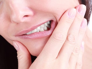 Сколько и почему болит десна после удаления зуба