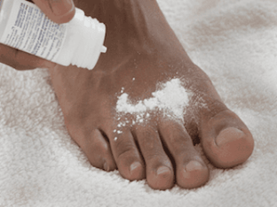 Как избавиться от потливости ног и неприятного запаха
